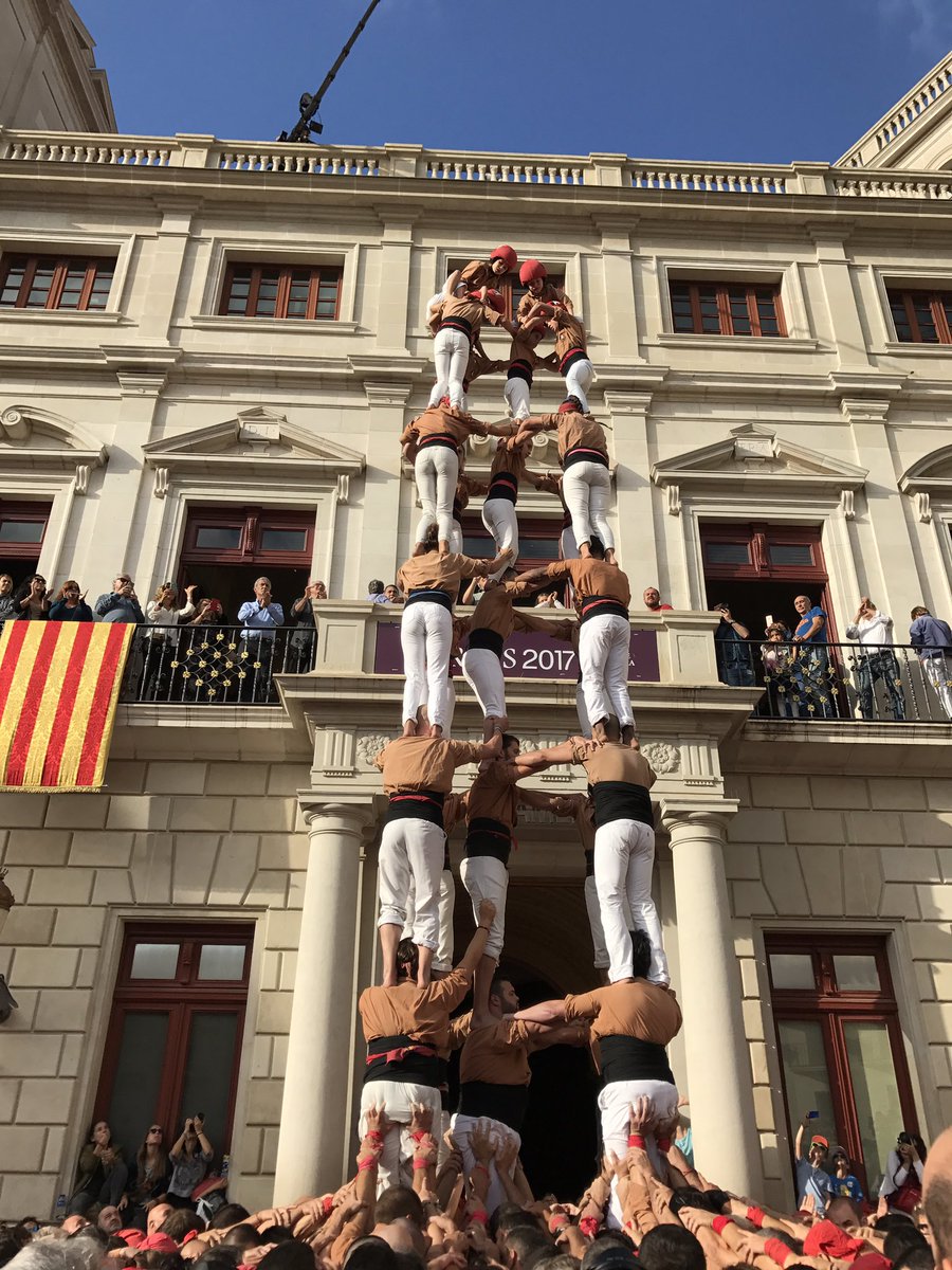 revistacastells's tweet photo. Tot indica que els @nensdelvendrell, els @gausacs, els @xiquets, els @Marrecs, els @Xicots o fins i tot els @Moixiganguers es disputaran les dues places que no tenen amo clar per a la sessió de diumenge  https://t.co/ptd5rvra4j #castellers https://t.co/FjvP4s6fgi