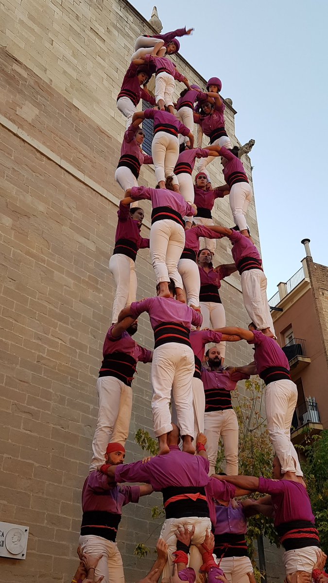 revistacastells's tweet photo. Tot indica que els @nensdelvendrell, els @gausacs, els @xiquets, els @Marrecs, els @Xicots o fins i tot els @Moixiganguers es disputaran les dues places que no tenen amo clar per a la sessió de diumenge  https://t.co/ptd5rvra4j #castellers https://t.co/FjvP4s6fgi