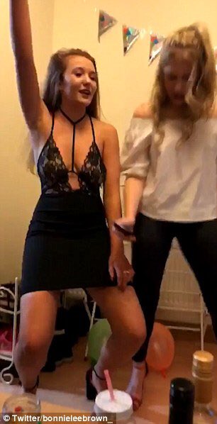 ukwhores's tweet photo. Injured by her slut drop good lass https://t.co/5ObXIcInrx