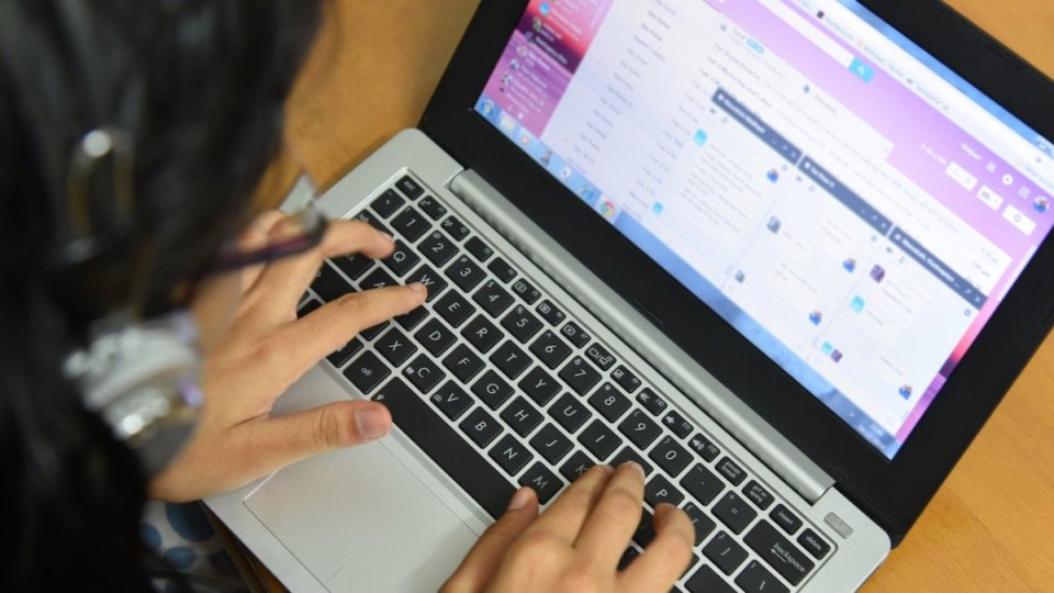 prismapp_io's tweet photo. Bagaimana cara memaksimalkan Live Chat pada E-Commerce Anda untuk Memenangkan Persaingan Bisnis? Cara tahu triknya disini: https://t.co/WQdcTJpF8u #Blog https://t.co/Pc2xYLGpW5