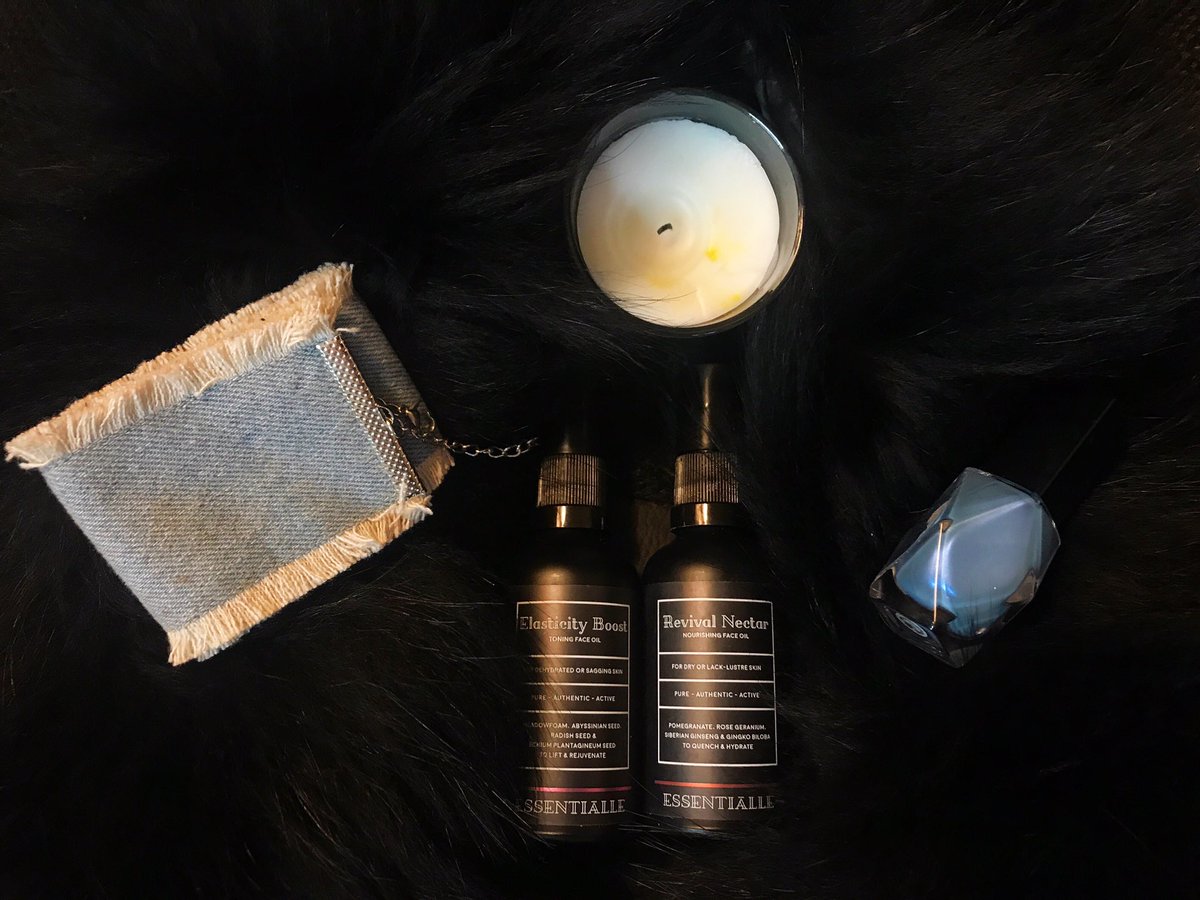 EssentialleSkin's tweet photo. These cold winter mornings make it even more difficult to get out of bed don't you think? 💨❄️ But knowing it's Friday tomorrow makes it all better 👠 #essentialleaw17launch #essentiallemoments #essentialle #winteressentialle #skincareroutine #skincare #thursdaythoughts https://t.co/IcIVxHTku3