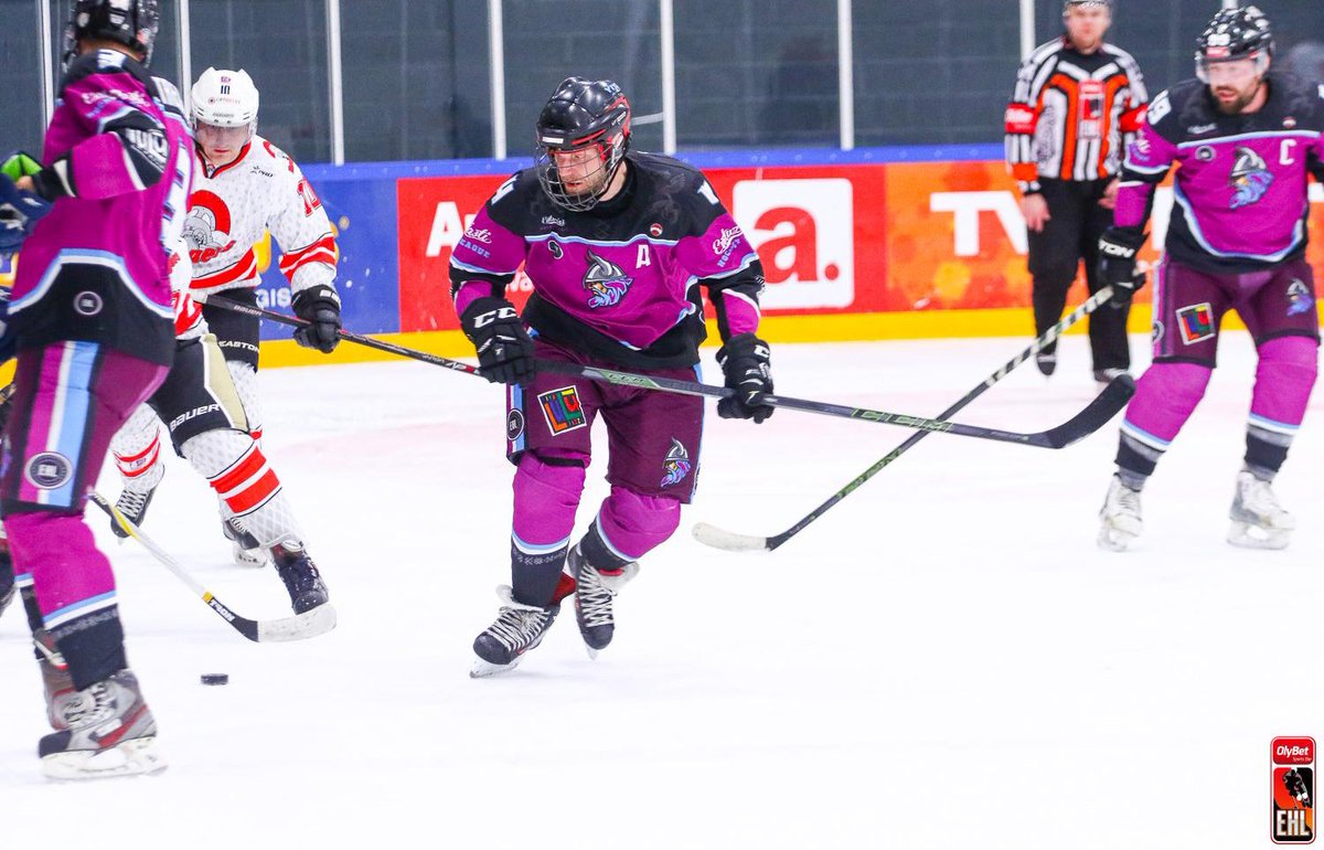 FondsNAMEJS's tweet image. Entuziastu hokeja līga un amatieru sporta kustība atbalsta @FondsNAMEJS akciju #Atceriessavējos, veicot ziedojumus, pret kuriem saņēma nozīmītes ar Nameja gredzenu. Tagad tās rotā @entuziasti formas tērpus spēles laukumā. Paldies par atbalstu!