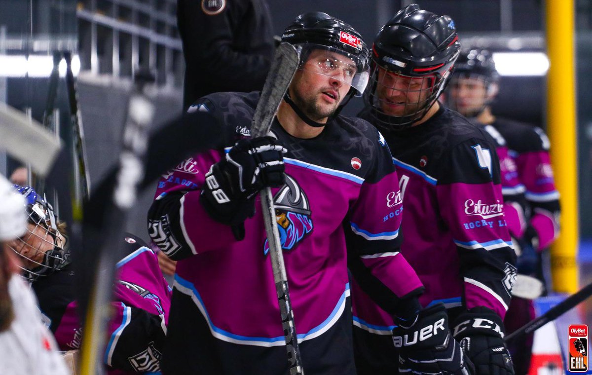 FondsNAMEJS's tweet image. Entuziastu hokeja līga un amatieru sporta kustība atbalsta @FondsNAMEJS akciju #Atceriessavējos, veicot ziedojumus, pret kuriem saņēma nozīmītes ar Nameja gredzenu. Tagad tās rotā @entuziasti formas tērpus spēles laukumā. Paldies par atbalstu!