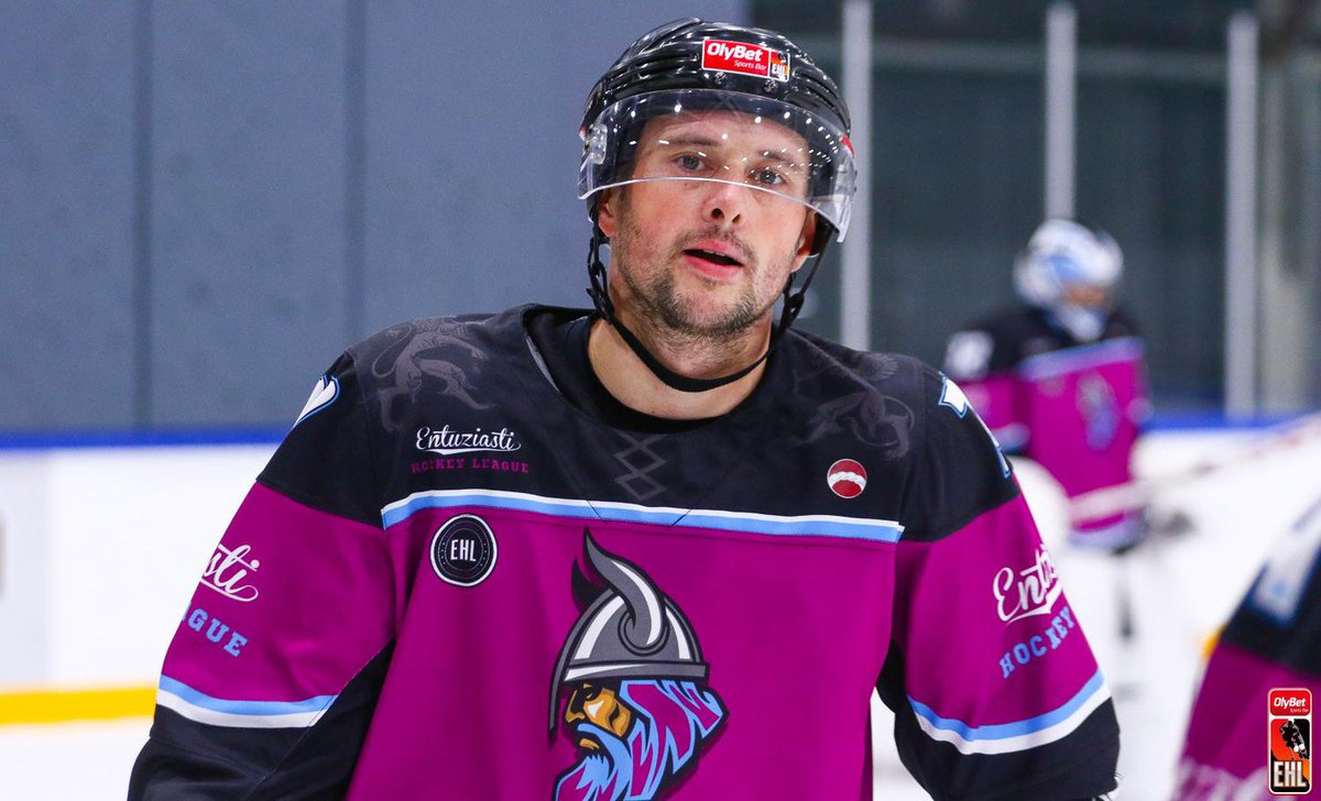 FondsNAMEJS's tweet image. Entuziastu hokeja līga un amatieru sporta kustība atbalsta @FondsNAMEJS akciju #Atceriessavējos, veicot ziedojumus, pret kuriem saņēma nozīmītes ar Nameja gredzenu. Tagad tās rotā @entuziasti formas tērpus spēles laukumā. Paldies par atbalstu!