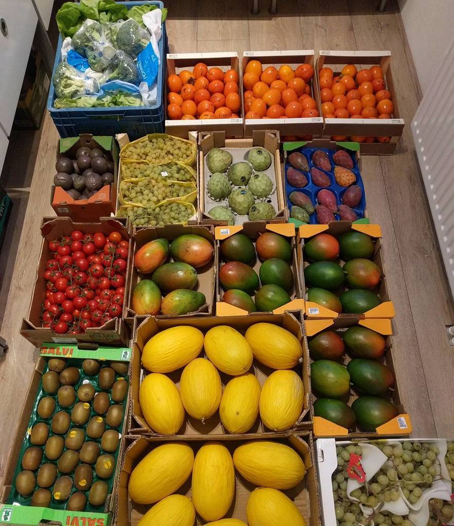 mostlyraw's tweet photo. #thursdayfruithaul #fruitstash #fruithaul #plantpower #hclfmrv #wholesale #rotterdam #peacefulwarrior #brainwarrior got a crate with butterhead lettuce, three boxes of great persimmons, passion fruit, turkish grapes, cherimoyas, prickly pears, tomatoes, … https://t.co/XTtOd1nGAu https://t.co/NUQlLtj6yP