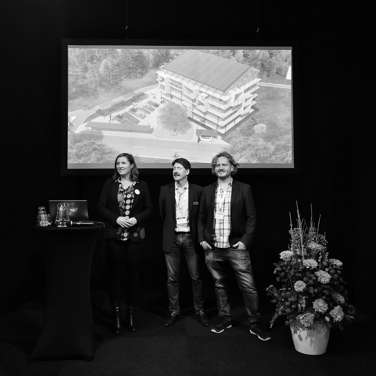 Här har vi Simone Kreutzer vd IG Passivhus, Kent Ryberg Näringslivsutvecklare Knivsta Kommun och Michael Englund hållbarhetsansvarig på Smarta Städer mässan - de föreläser under rubriken ”Ledande komfort och energihushållning med ekonomiska framgångar - byggt sedan 2010”.