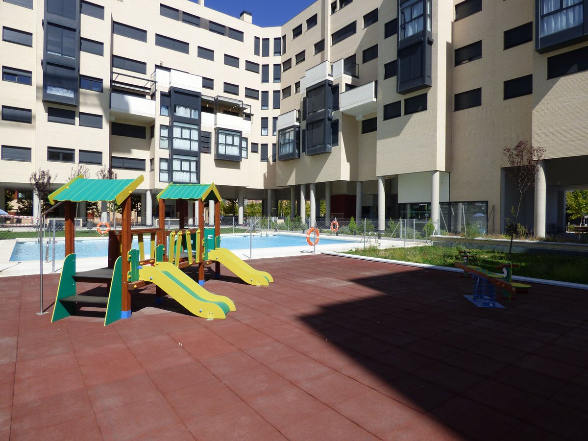 Ebrosa's tweet photo. ¡Los propietarios de Evolución 2 Fase 2 ya tienen las llaves de sus nuevas viviendas! Finalizamos las entregas de esta promoción en el Ensanche de Vallecas https://t.co/wmeP3PTccY #obranueva #CompromisoEBROSA https://t.co/VCh5pJODUP