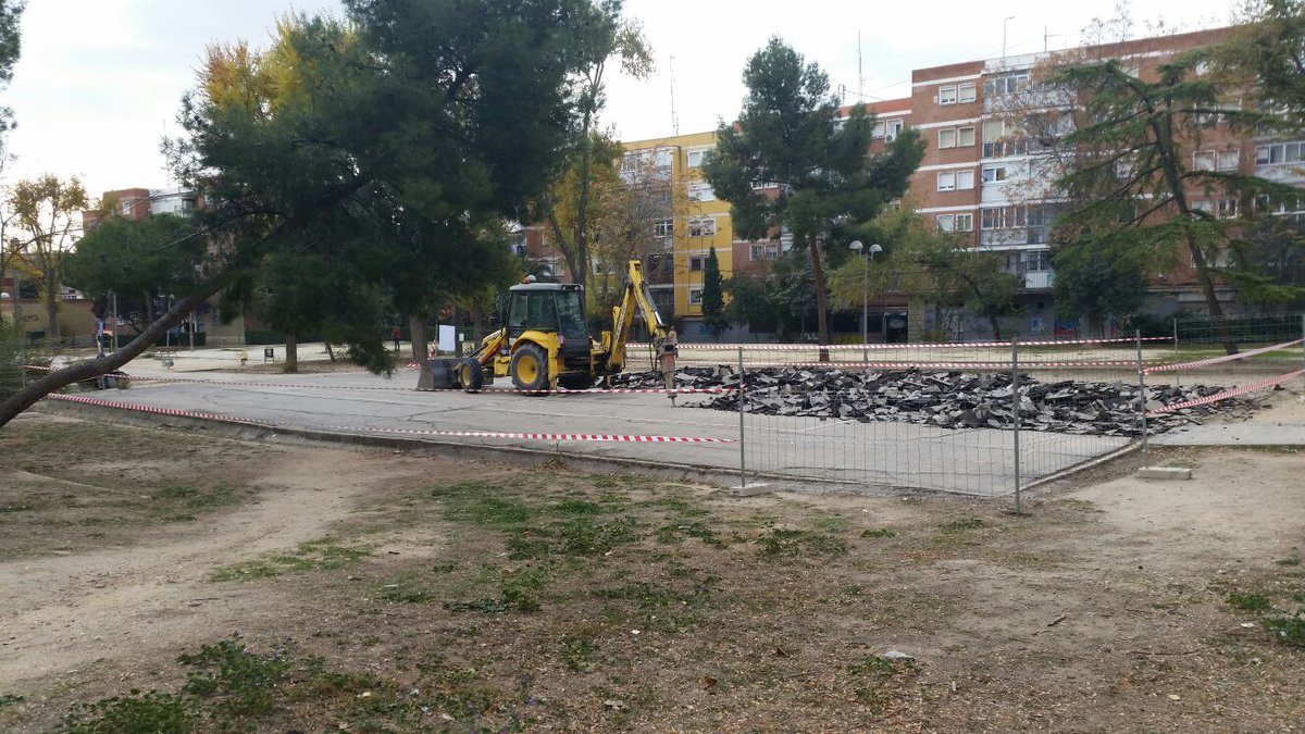Comienzan las obras en la Colonia Urpisa 🚧con la reparación de la pista deportiva. Además, se arreglarán pavimentos y aceras, se ajardinará la zona, se arreglará el Área Infantil y se creará una Zona para Mayores atendiendo la demanda vecinal.