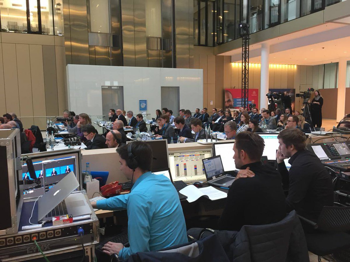 AlexanderWilke's tweet photo. Danke ans ganze Team für die #bpk2017! #WhatsApp-Chat für Journalisten, #Youtube-Livestream, Live-Video-Antworten auf Twitter - Bilanzpressekonferenz 4.0. #thyssenkrupp #digital #communications https://t.co/Vu60oSinhV