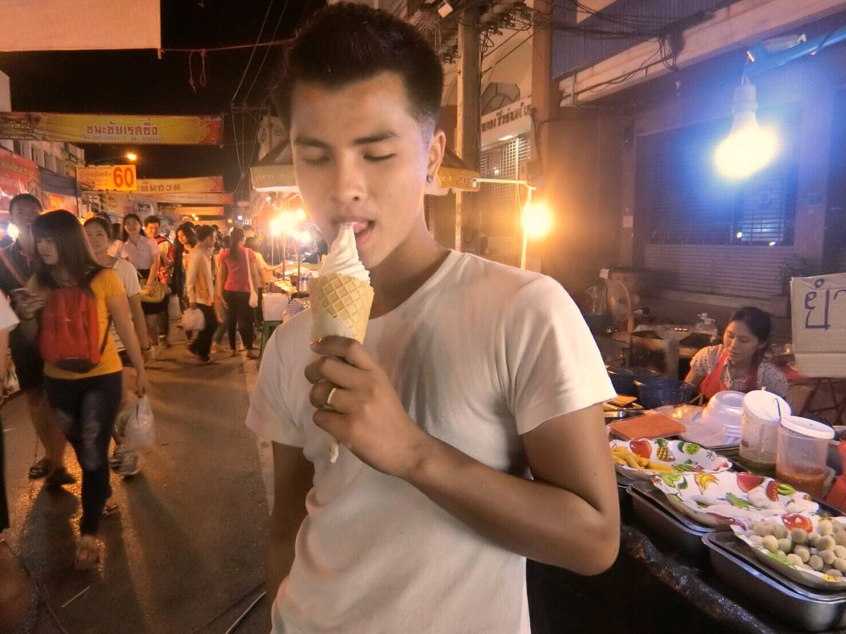 หนาวๆแบบนี้ต้องกินไอศกรีม 🍦😜