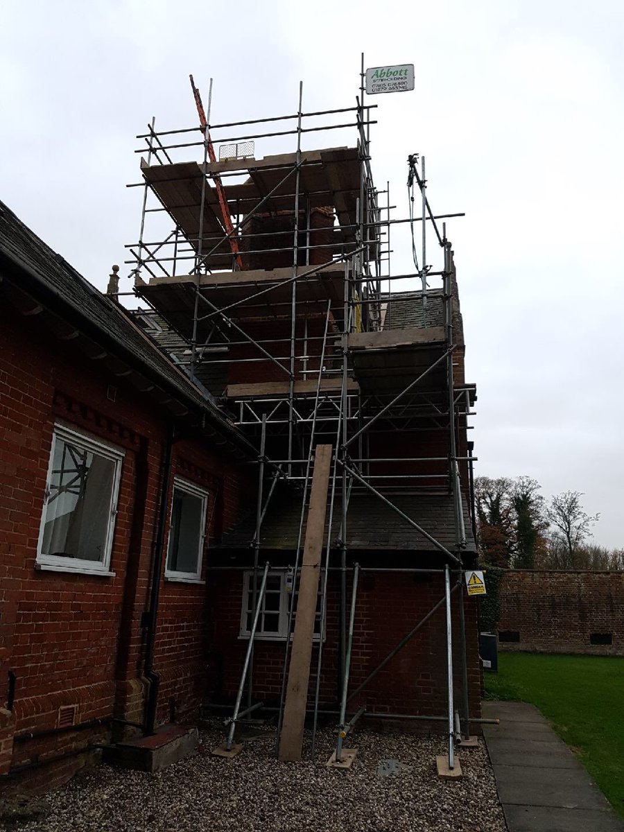 DailyScaffolder's tweet photo. Chimney Stack access at Stansted Hall Estate #Scaffolding #scaffolders #Abbotts 👍🏼🔩😁🤓 https://t.co/ClYyfE2vjG