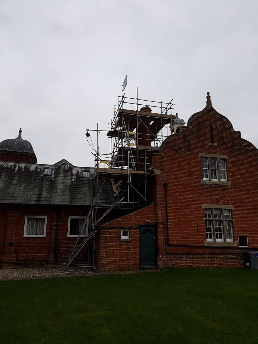 DailyScaffolder's tweet photo. Chimney Stack access at Stansted Hall Estate #Scaffolding #scaffolders #Abbotts 👍🏼🔩😁🤓 https://t.co/ClYyfE2vjG