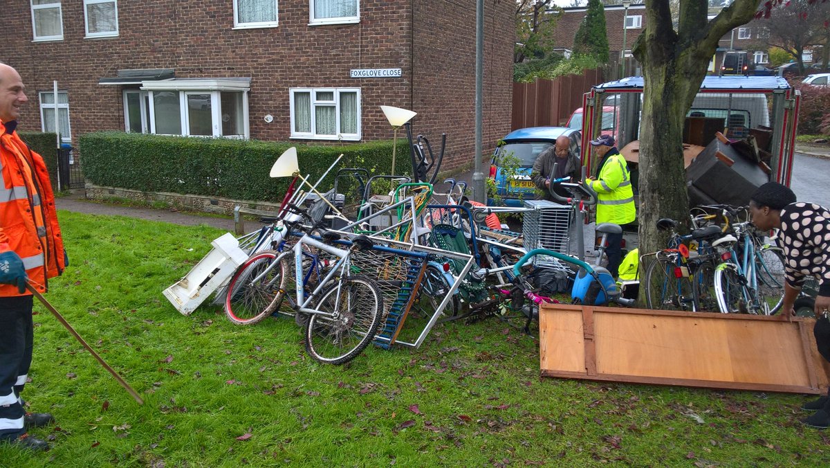 WelHatHousing's tweet photo. Did you know our Waste Cage Days also include an inspection of the area to see how the environment could be improved? Our next stop is Great Ganett, WGC, on Saturday 2 December: https://t.co/tgc4AqwpJm https://t.co/VhanFjoV1h