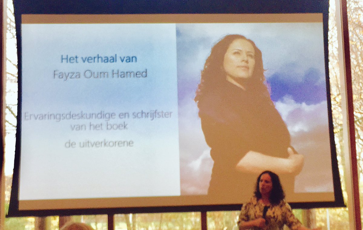 Publiek is muisstil in tijdens indrukwekkend verhaal Fayza Oum Hamed over haar gedwongen huwelijk, haar bevrijding en hoe ze nu rolmodel is voor andere #verborgenvrouwen en hen aanmoedigt hulpt te zoeken