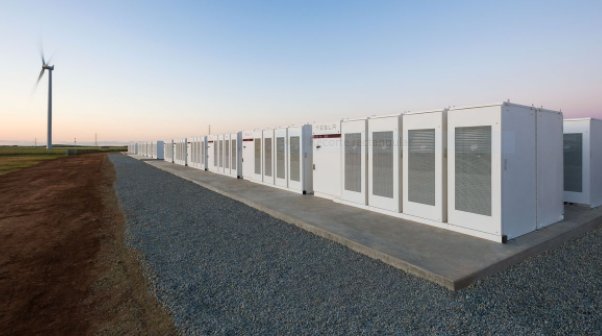 socialbizznet's tweet photo. Elon Musk hizo la batería más grande del mundo. Tiene 100 megavatios y la instalaron en el sur de Australia para aliviar problemas de energía #elonmusk #Tecnologia https://t.co/am25vbACWr