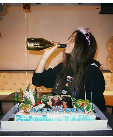 my_Lyam's tweet photo. Parabéns a mulher da minha vida. Mais um ano a teu lado e cada vez estas mais linda.
Amo te hj, ontem e para sempre. 
Parabéns minha rainha https://t.co/sAhooiewT1