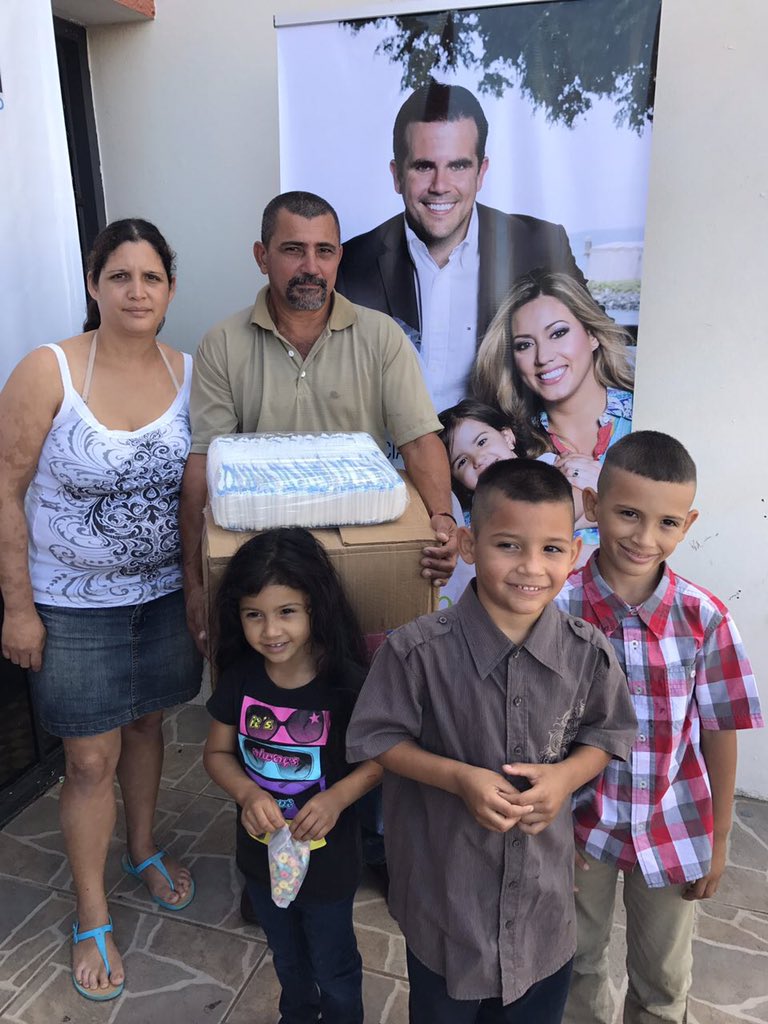 cfsepr's tweet photo. En Las Marías también dimos gracias con una actividad muy especial de Acción de Gracias. Agradecemos enormemente a la Primera Dama @BeatrizRossello y al equipo de la Corporación del Fondo por entregarse en cuerpo y alma a esta iniciativa #EmergencyStopandGo #FortalezaparaTi https://t.co/O8TTyw04Z2
