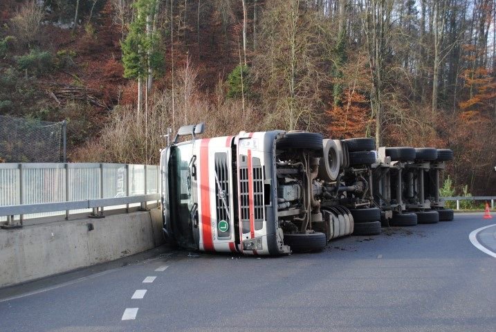 schaffhausench's tweet photo. Im Kreisverkehr kippte ein Lastwagen auf die Seite. Der Lenker wurde leicht verletzt. Der Sachschaden beläuft sich auf mehrere tausend Franken.
https://t.co/qzcbj9ov2Y https://t.co/ElIaMN8Vpq