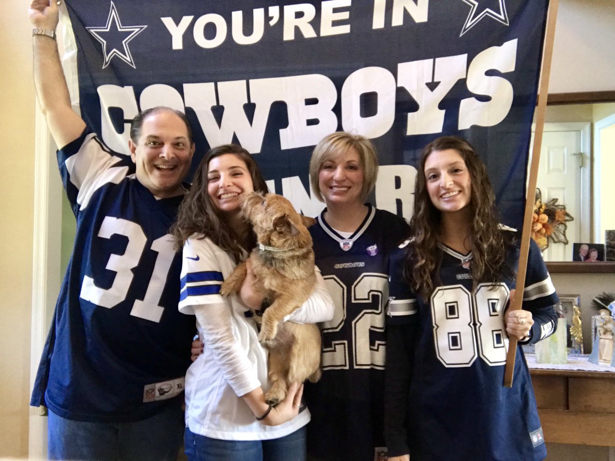 AlexisAnelli's tweet photo. Happy Thanksgiving!! 🦃🏈 https://t.co/11xjhS1ITD