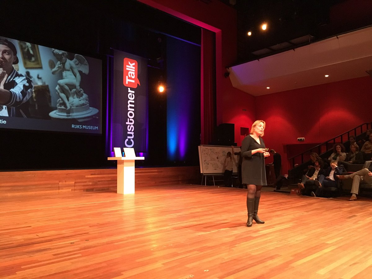 rwh_at's tweet photo. “De kunst van het loslaten”. Keynote van Linda Volkers over het Rijksmuseum. Goed verhaal. #dimday17 @nieuws_social https://t.co/Hi73jNQ8QO