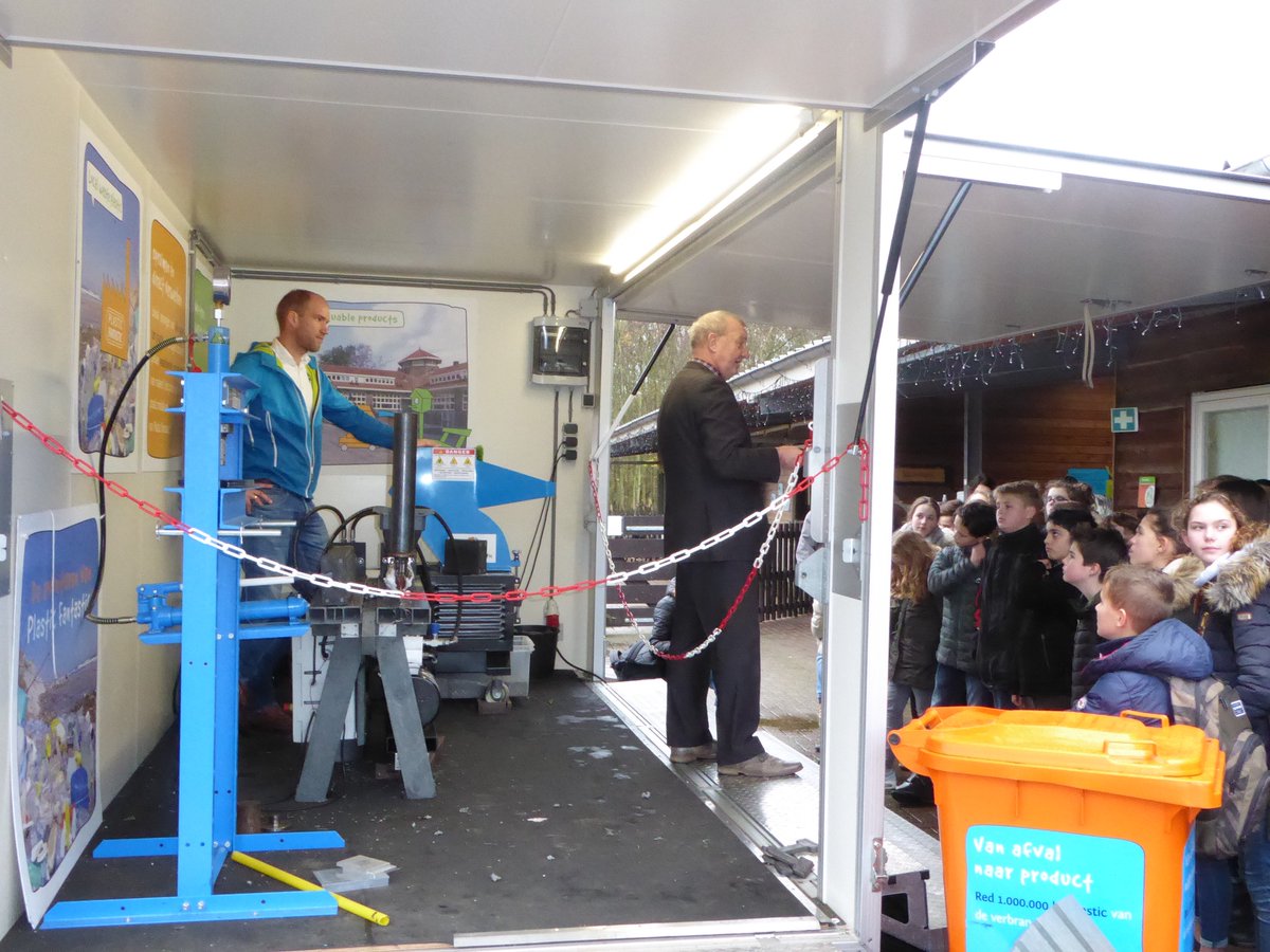 Vanmiddag was 'De Mobiele Fabriek' bij ons te gast. De organisatie daarachter, Plastic Fantastic, maakt nieuwe producten van gebruikt plastic, zodat het na inzameling niet verbrand hoeft te worden! plasticfantastic.nu
