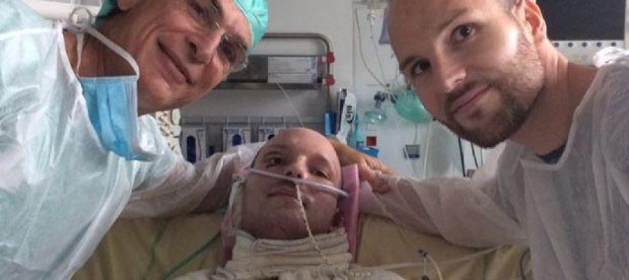 A3Noticias's tweet photo. Un joven dona la mitad de su piel a su hermano gemelo y le salva la vida en la primera operación mundial de estas características https://t.co/aQc0bQbDRZ https://t.co/Zt49xrI5Lk