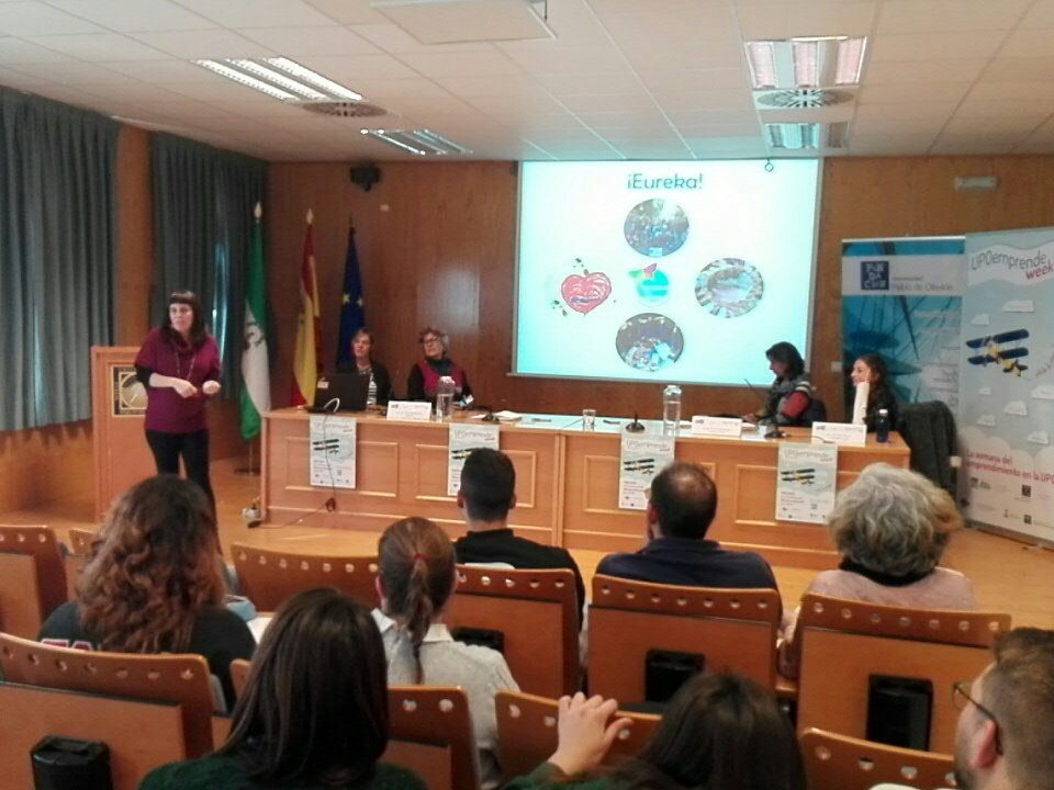 empleaemprende's tweet photo. Entre otras muchas cosas, Inmaculada Sánchez de @TerapiasConArte hace talleres de empoderamiento con mujeres inmigrantes #UPOEMPRENDEWEEK https://t.co/jSpkxKwaiS