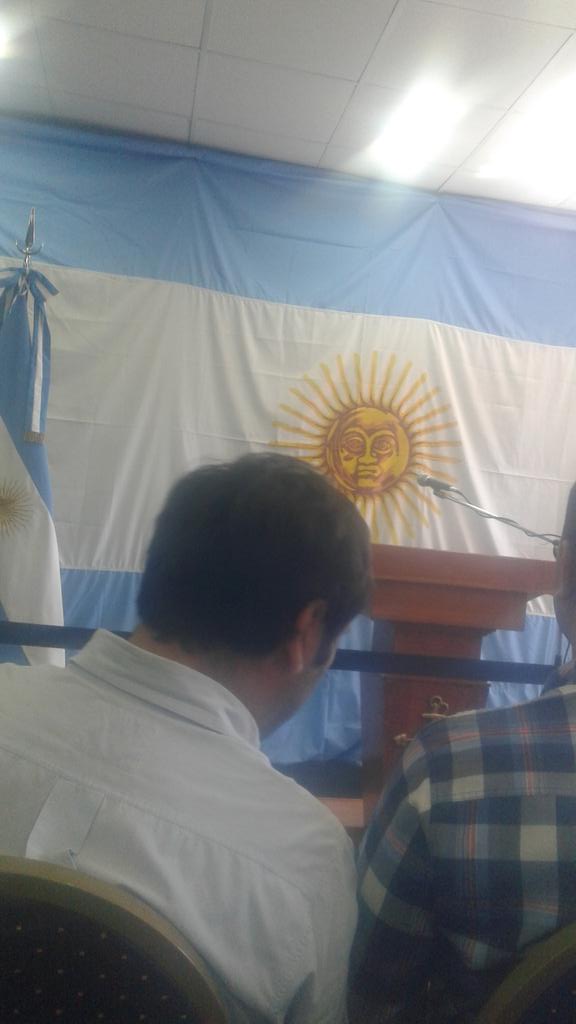 Cambios en la comunicación de la Armada. No más escalera. Ahora...atril y bandera desplegada . Conferencia prevista para las 11 hs