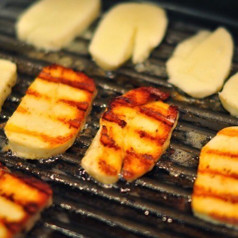 Deze, van oorsprong, Cypriotische kaas laat zich perfect bakken &amp; grillen. Hij smelt niet weg, waardoor hij perfect krokant wordt. De licht zoute smaak en sponsachtige structuur zorgen voor een bijzondere eetervaring. Halloumi laat zich nog het best uitleggen als een combina…