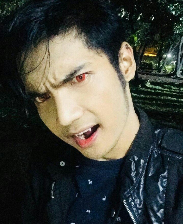 PathwayOFCL's tweet photo. Vampire! Pakagat? #LLSClash La Luna Sangre https://t.co/4wuBiRYK6W