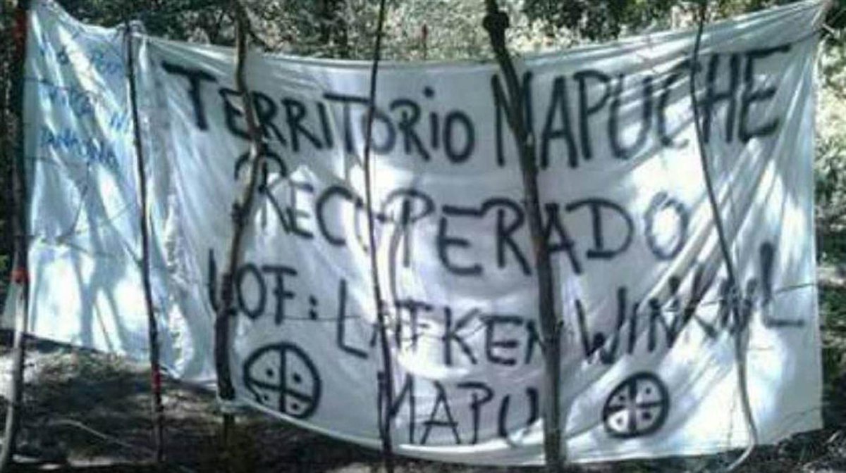 todonoticias's tweet photo. Bariloche: desalojan a los mapuches que tomaron un predio de Parques Nacionales https://t.co/kP3ORee5L0 https://t.co/KAP8ynRZ25