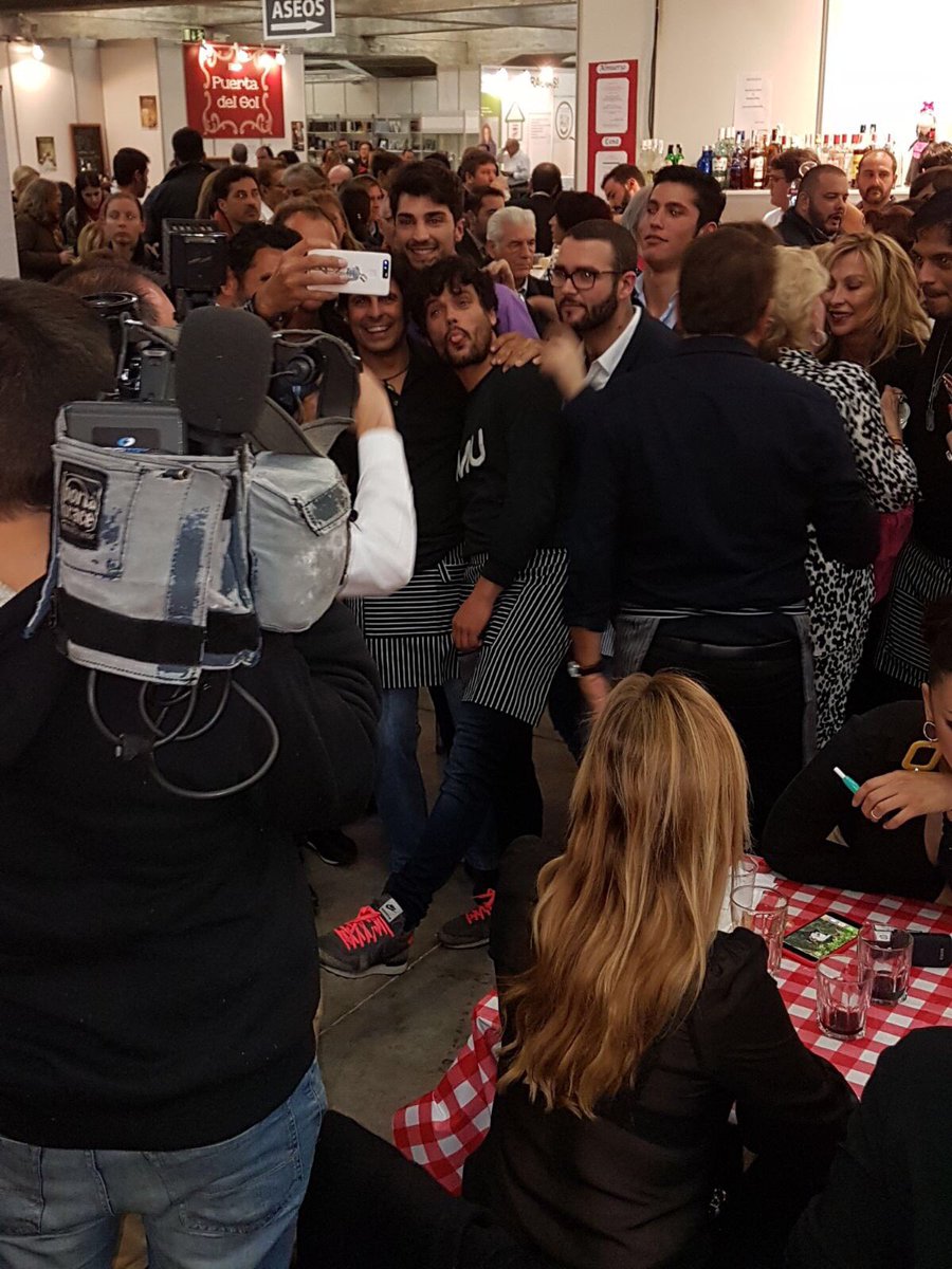 #Savemybag sorprende en la noche #torera #NuevoFuturo 🛍🥂 en #Vistalegre 📸. <a href="/savemybagspain/">Save My Bag Spain</a>