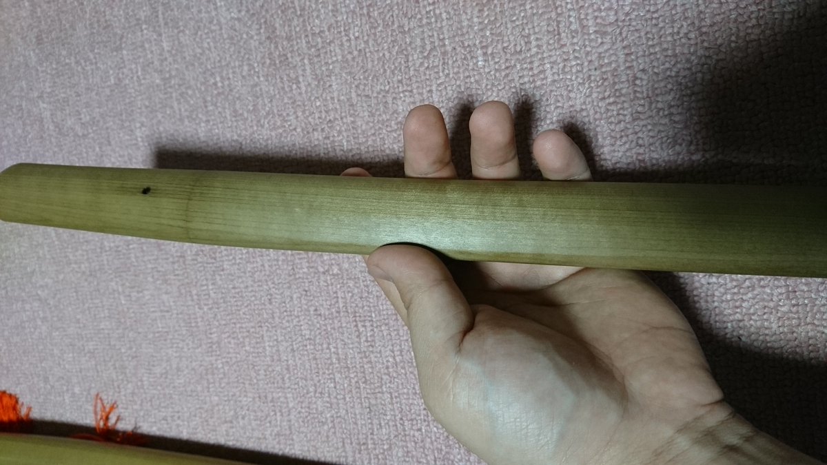 komainu417's tweet photo. 鑑賞後に必ず白鞘を拭く。
手の汚れや、刀剣油を拭き取る為でもあるが、鞘の表面を磨くことに繋がる。

お陰で木目の働きの一種 “虎斑(とらふ)” がバッチリだ。
本当に良い材(朴の木)と、白鞘師さんの手がなければここまでの模様は出ない。光の加減で見えたり見えなかったり

＃白鞘 ＃手入れ ＃虎斑 https://t.co/hOkxc3fF3t