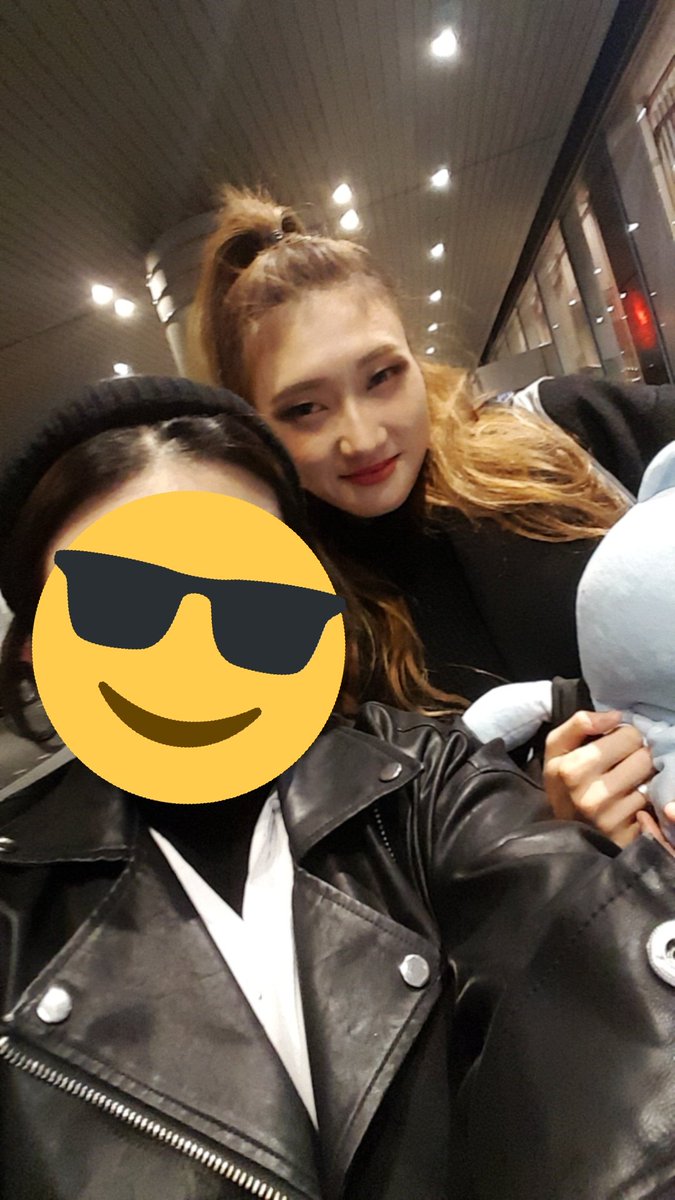 YANO_97's tweet photo. 1년만에 만나다가 사람이 많아서 언니헌테 모깃가고 있었는데 언니가 나한테 아야노~공연 잘 봤어~? 너 한국에서 사는거 아니냐고 물어봤음ㅋㅋㅋㅋㅋㅋㅋ https://t.co/rUbAx1Wvno