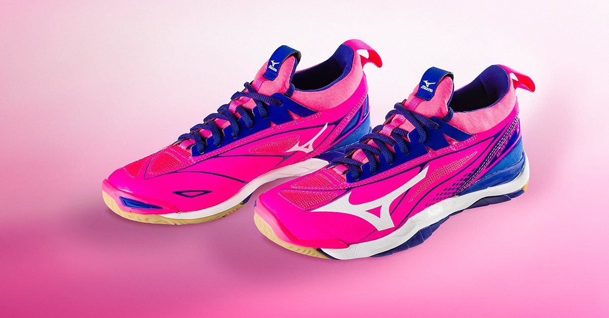 MizunoNL's tweet photo. Geef je handbalprestaties extra snelheid met de #WaveMirage 2. De veelzijdige en brede buitenzool zorgt voor een explosieve afzet in het heetst van de stijd! Perfect to #NeverStopPushing! #MizunoHandbal https://t.co/FvZ8APq7AE