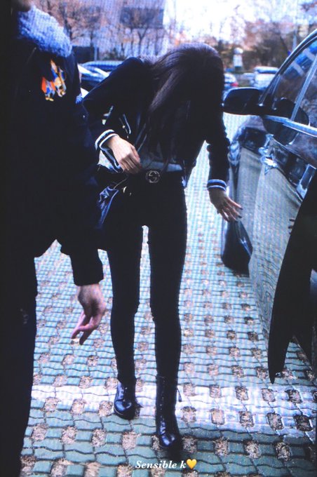 KSGUpdates's tweet photo. seulgi: 70% legs 30% everything else https://t.co/ItOWg6W8VV