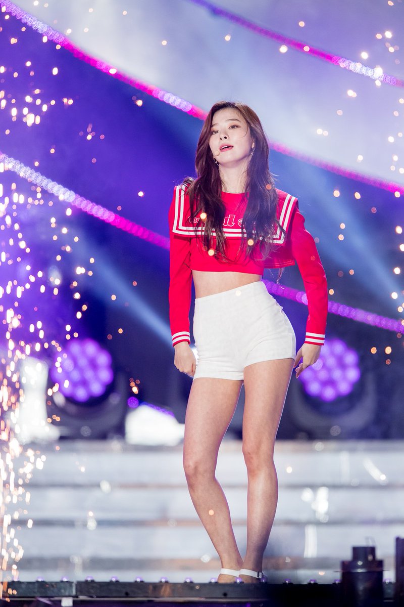 KSGUpdates's tweet photo. seulgi: 70% legs 30% everything else https://t.co/ItOWg6W8VV