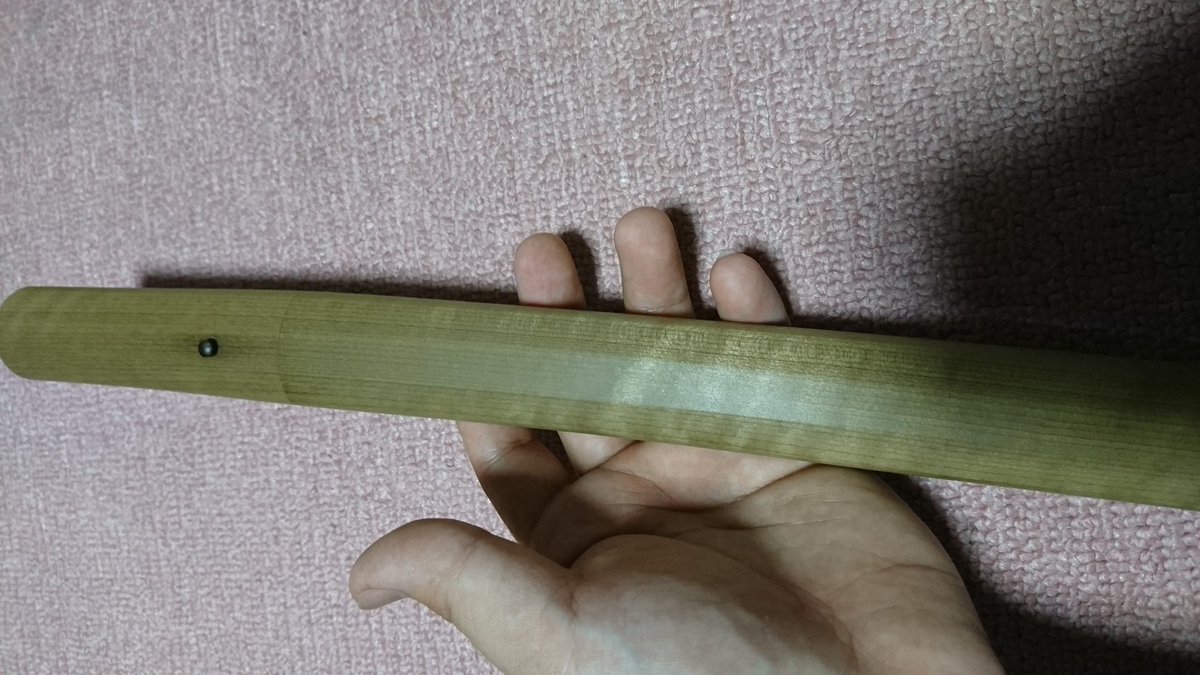 komainu417's tweet photo. 鑑賞後に必ず白鞘を拭く。
手の汚れや、刀剣油を拭き取る為でもあるが、鞘の表面を磨くことに繋がる。

お陰で木目の働きの一種 “虎斑(とらふ)” がバッチリだ。
本当に良い材(朴の木)と、白鞘師さんの手がなければここまでの模様は出ない。光の加減で見えたり見えなかったり

＃白鞘 ＃手入れ ＃虎斑 https://t.co/hOkxc3fF3t