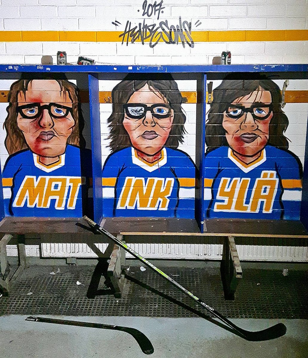 Matinkylän legendaarinen jäähalli joutuu näillä hetkillä lopullisen vasaran alle. 

Graffittitaiteilija Hendenvaara piipahti viime yönä luomassa jotakin kaunista pukukopin seinään. Huomatkaa etenkin pelipaidat. #Liiga