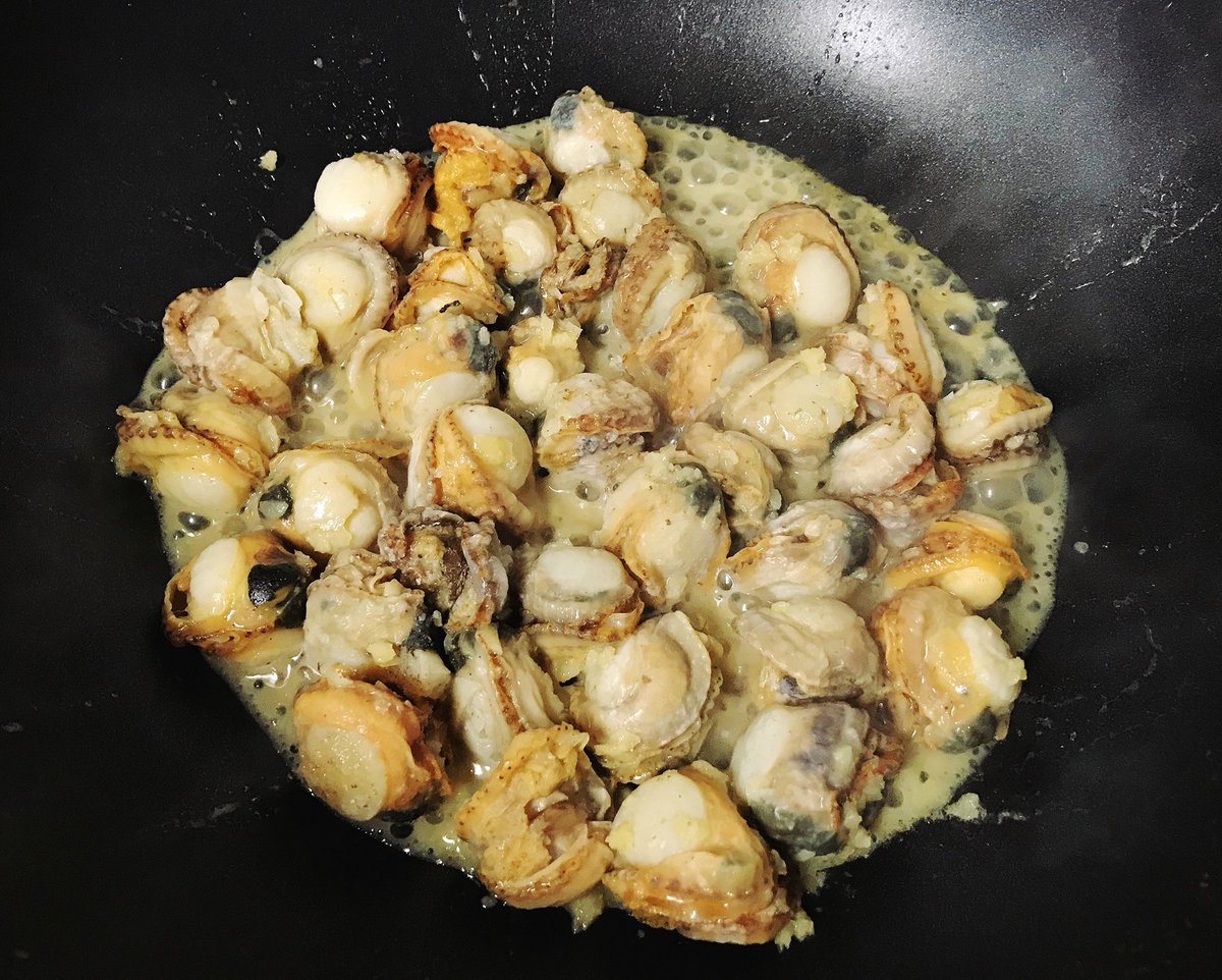 여러분 이게 뭔지 아시나요 이즈니 버터에 다진 마늘을 넣고 향을 내다가 가리비 살을 볶은 것입니다 술이 콸콸 들어가는 맛입니다