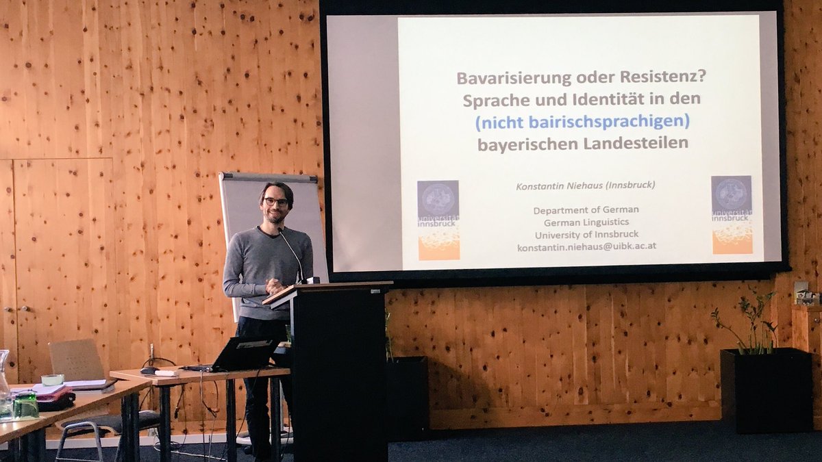 dpfu's tweet photo. Konstantin Niehaus spricht zur Frage von Sprache und Identität in den nicht-bairisch sprachigen Teilen Bayerns #Akkommodation #PAL2017 https://t.co/zHBJaTjY5J