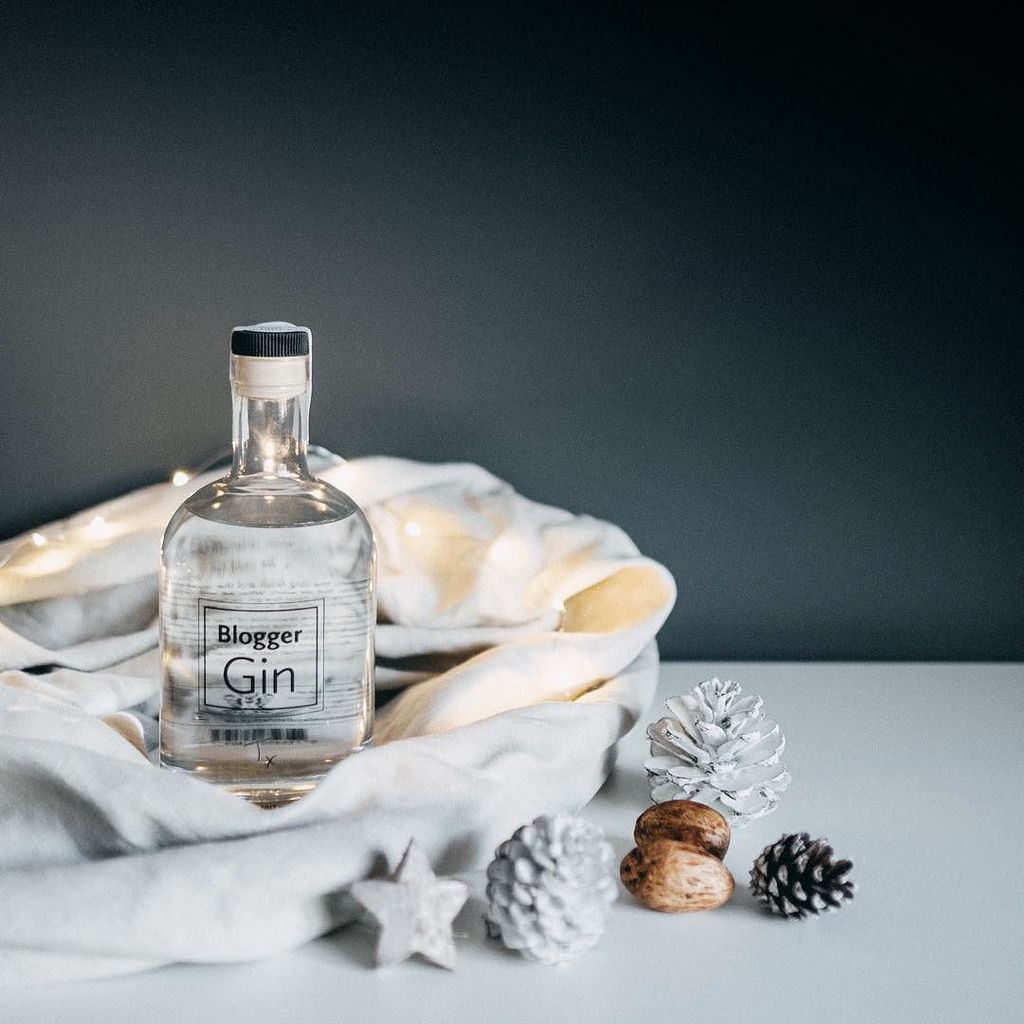 AnnieSpratt's tweet image. When your best friend makes her own gin. 😋
Massively proud of @mummybarrow for having a dream and making it a reality!⠀
Tanya and @lincolnshire_pin_gin not only made gin, but made bloody fine gin!⠀
⠀
Follow gindates at @bloggergin 🍋 ift.tt/2hNsJYm