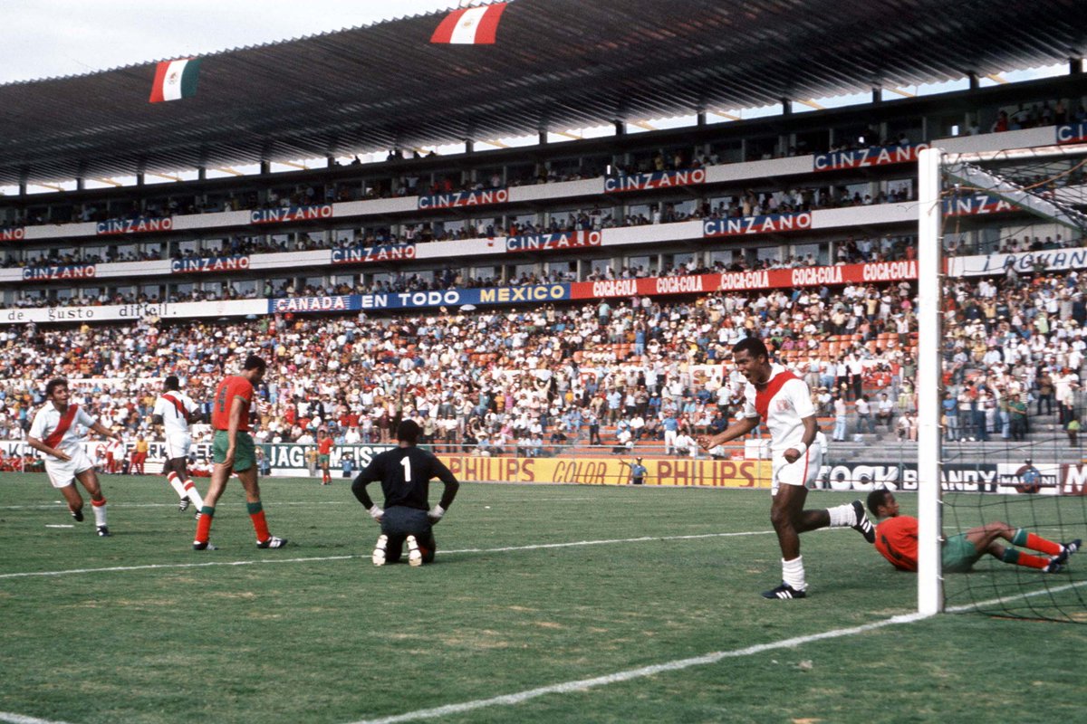 FIFAWorldCup's tweet photo. 🏆📷 #WorldCup Archive
When Teofilo Cubillas dazzled for 🇵🇪Peru at Mexico 1970
👉 https://t.co/x9DEhz2mKF https://t.co/n1mzN2tNwP