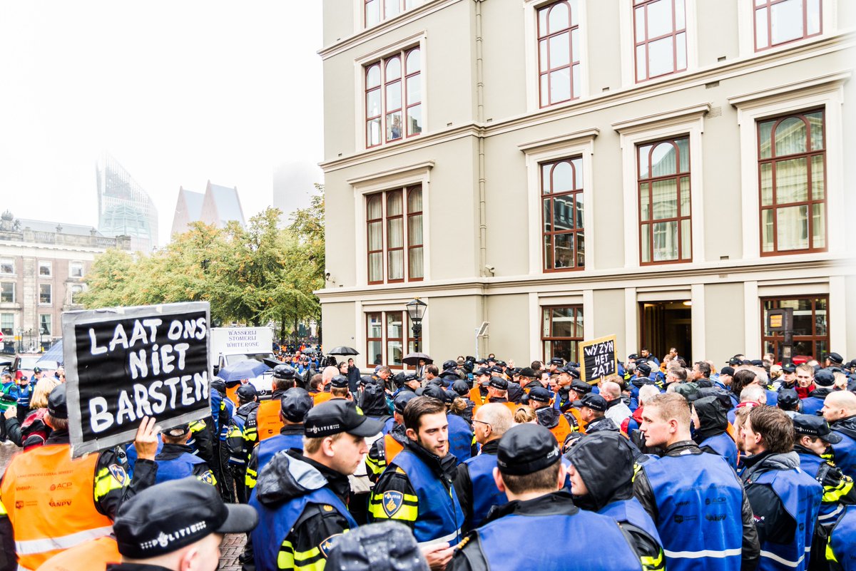Politiebond's tweet photo. Ook in Amsterdam leggen politiecollega's het werk tijdelijk neer: 7 december, 13.00 tot 15.00 uur. In #actie voor een betere #pensioenregeling en daarmee #doorstroming en #loopbaankansen. Oproep aan politiek: draai opgeworpen fiscale belemmeringen terug! https://t.co/T5TM4zntKR https://t.co/0v1ApXT5Ka