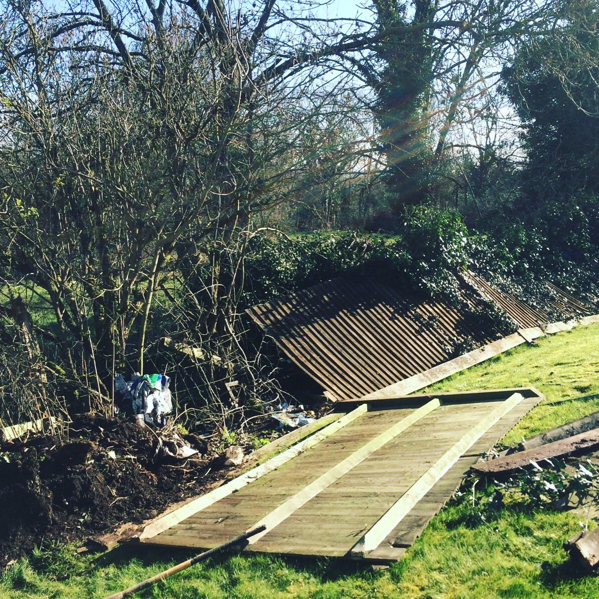 GPGardenService's tweet photo. We all had quite a bit of wind last night (!!)....Any trees or fences that may need a bit of attention, call us on 020 8351 0804
https://t.co/PkffuNV1d9
#fallingbranches #brokenfences #rottingleaves #gardentidy #repairmyfence https://t.co/0mIYPRWahQ