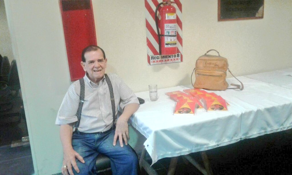 Un grande del Humor Nacional Carlitos Vera ofreciendo sus libros de chistes en pasillos de <a href="/DiputadosPy/">Cámara de Diputados</a>  para poder sobrevivir! <a href="/nanduti/">Radio Ñandutí</a> @ElSalon1020am