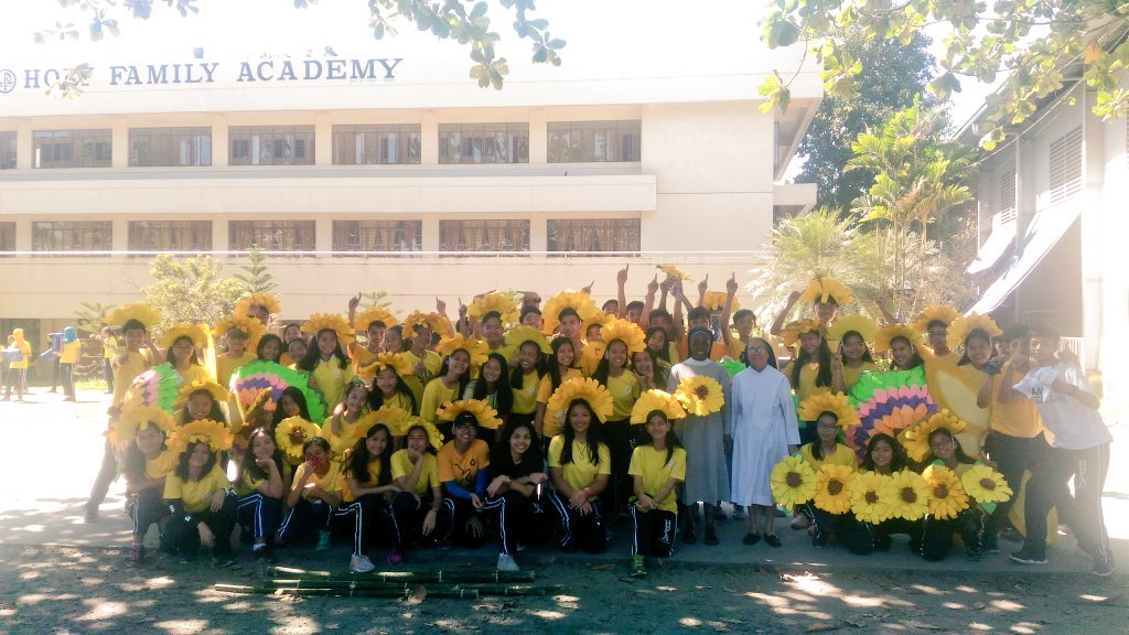AnnSangil's tweet photo. PROUD AKO SAINYO MGA LODILAW KO! ALAM KO I BIBIGAY NYO LAHAT BEST NYO AT I ENJOY NYO LANG! LAB YUUUU MGA ANAK!!!! WERPA! PETMALU
#ELCADAMI
#MICAH
#DANIEL
#GOKITRINOS  🌻🌻🌻💛☝😇 https://t.co/QmeRQ8unHb