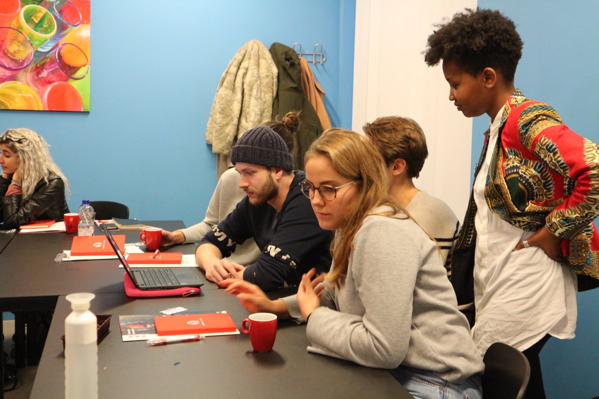 academievdstad's tweet photo. StudentJobcoach is sinds maandag officieel van start! Een groep van tien gemotiveerde studenten gaat dit studiejaar statushouders coachen naar opleiding, werk en participatie. #zinin #letsgoforit! @AmsterdamNL ^XH https://t.co/CZft7Ut6RI