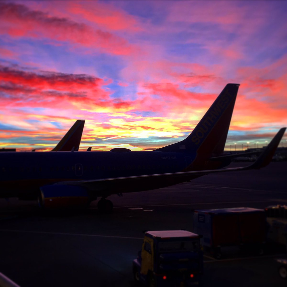EmeliaMcB's tweet photo. Forever chasing the sun #Thanksgiving #flightattendantlife https://t.co/hF4VzrjejS