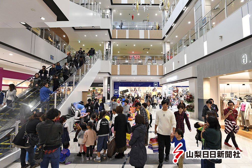 山梨日日新聞社 Auf Twitter イオンモール甲府昭和が増床オープン T Co Wtmigfx38o 動画を追加しました 昭和町のイオンモール甲府昭和が23日 整備を進めていた増床棟を含め全館リニューアルオープン メインエントランスでは開店前から多くの人が行列を